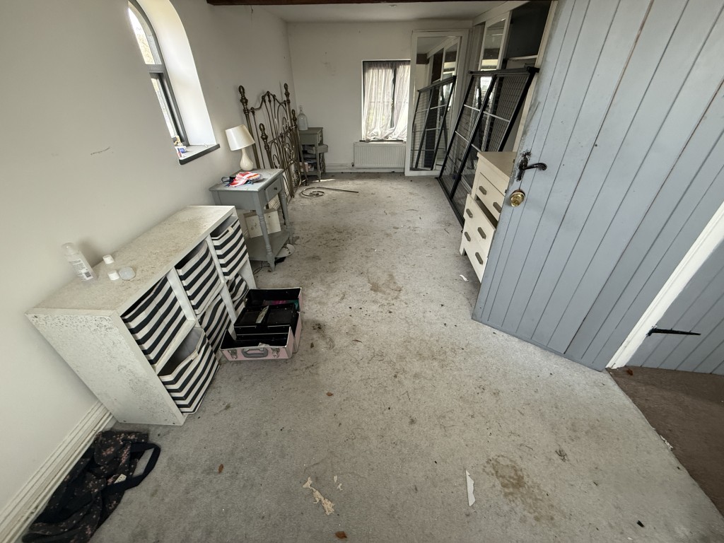 Lot: 144 - DETACHED COTTAGE WITH OUTBUILDING AND STABLES ON A SITE MEASURING OVER SIX ACRES - Bedroom two